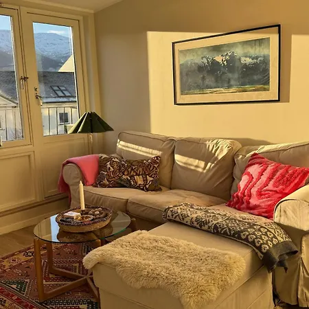 Elegant Penthouse - 1 Min To Train Station - Balcony *