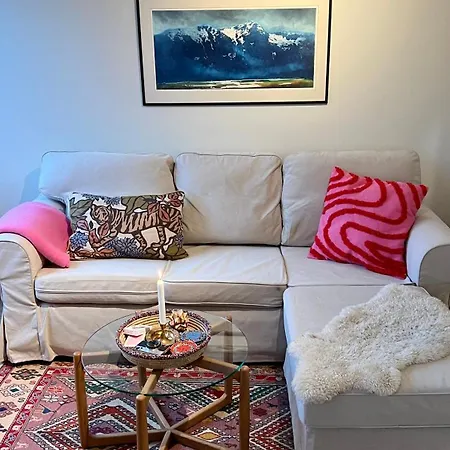 Elegant Penthouse - 1 Min To Train Station - Balcony Apartment *