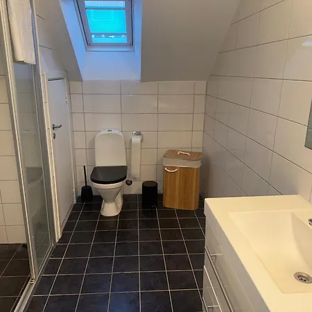 Luxury Penthouse - 1 Min Walk To Train Station Lägenhet