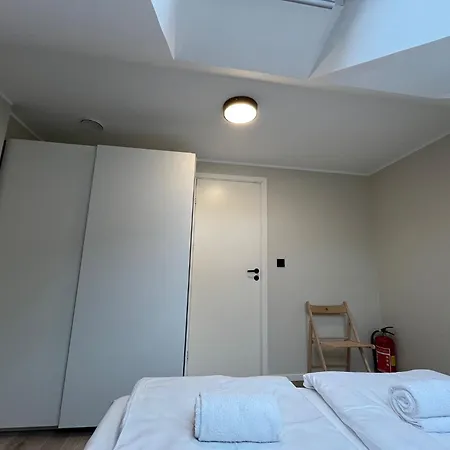 Luxury Penthouse - 1 Min Walk To Train Station *