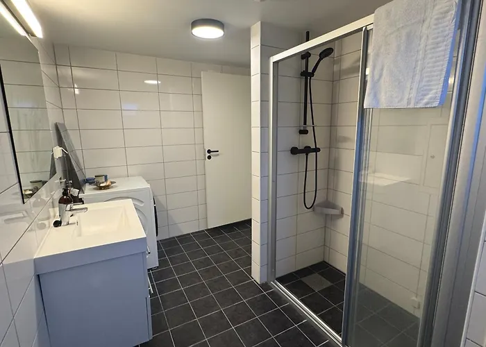 Luxury Penthouse - 1 Min Walk To Train Station