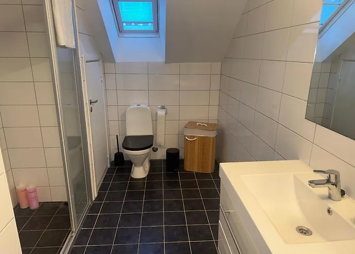 Luxury Penthouse - 1 Min Walk To Train Station Lägenhet