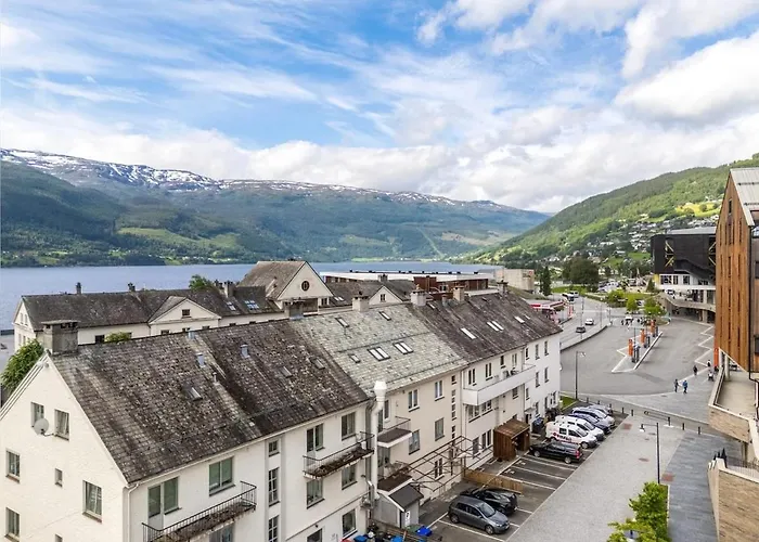 Luxury Penthouse - 1 Min Walk To Train Station *