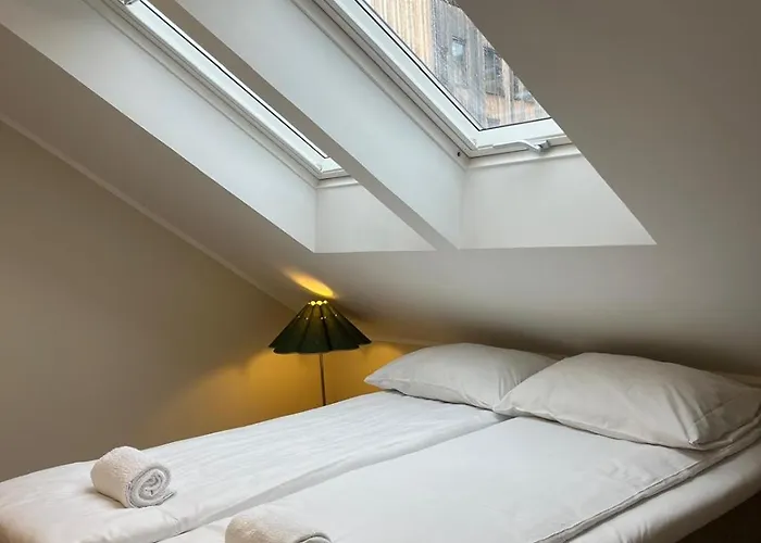 Luxury Penthouse - 1 Min Walk To Train Station *