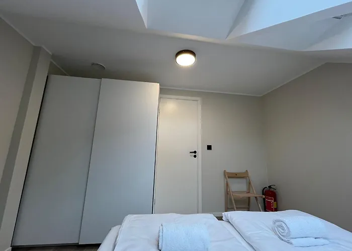 Luxury Penthouse - 1 Min Walk To Train Station *